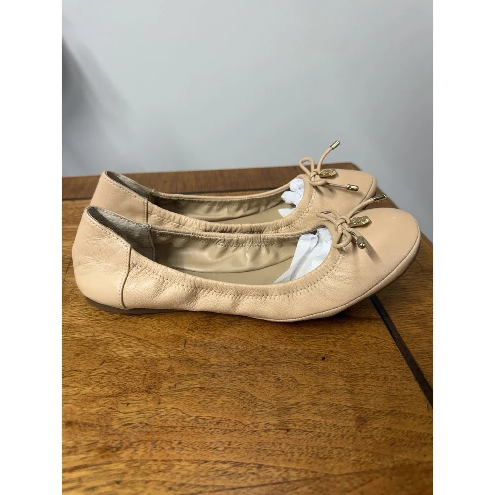 New VINCE CAMUTO Women's 8.5 B Nude Leather Ballet Flats Gold Logo Charm Accent
